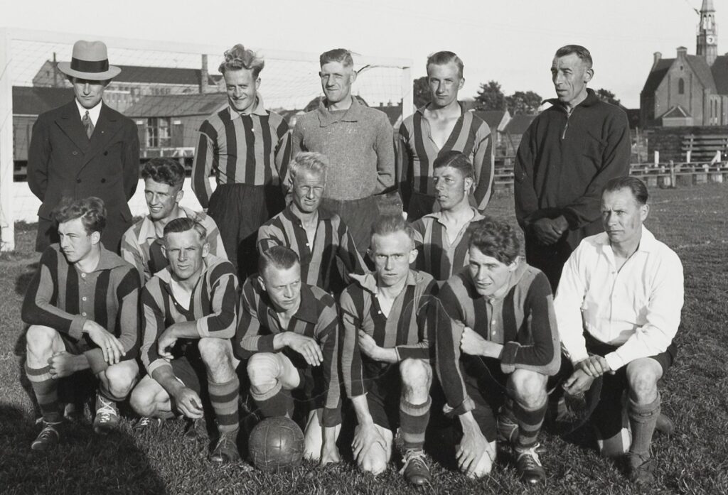 - 1934: Het kampioensteam.

Staande: voorzitter Siem Stadt, Wim Mol, Jan Veen, Maarten Hille en trainer Jimmy Marshall Knielend: Piet Kaaijk, Piet Nieuwenhuis en Baart Bley. Voorste rij: Frans van Wensveen, Piet Boutshoven, Jaap Mol, Manus Visser, Jo Kruiver en grensrechter Cor Mol -