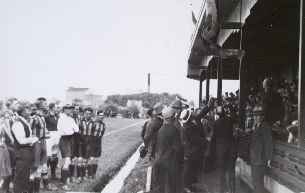 - Circa 1920: De KFC-vlag wordt aan de tribune gehesen -