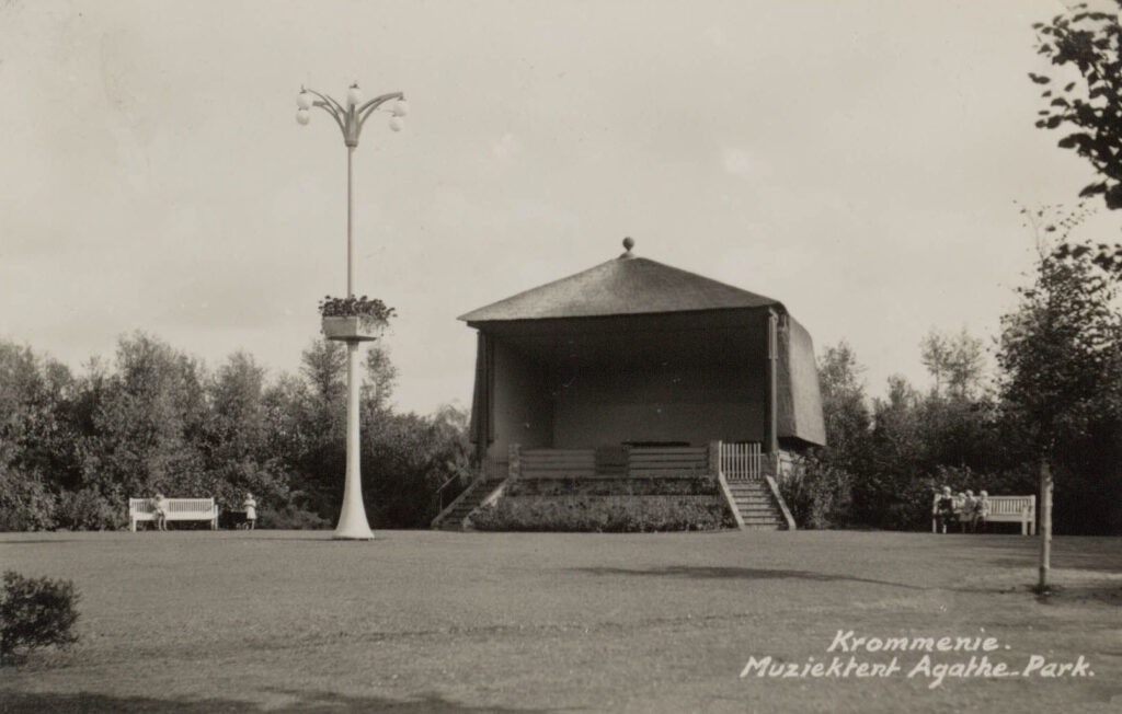 - 1953: De muziektent, © Gosse Oosterbaan -